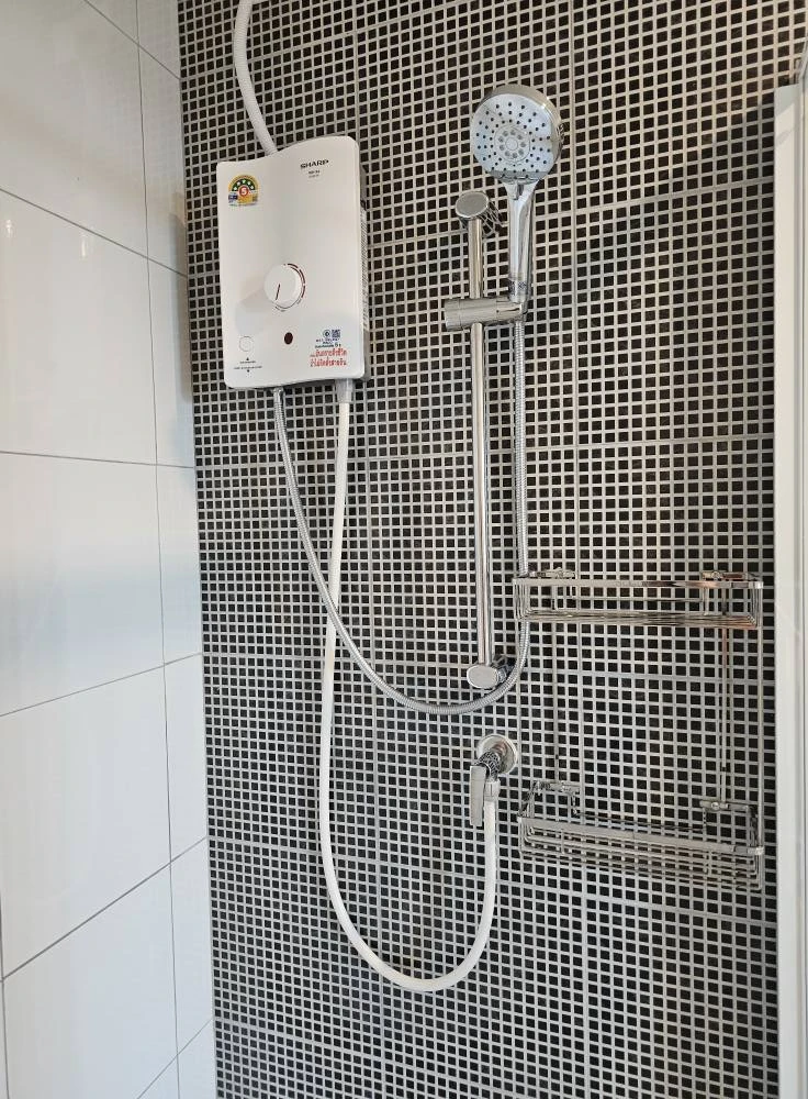 Terra Residence for rent, large room, north facing, view of Puey Thammasat University Park, partitioned with sliding glass doors, reserve now.
