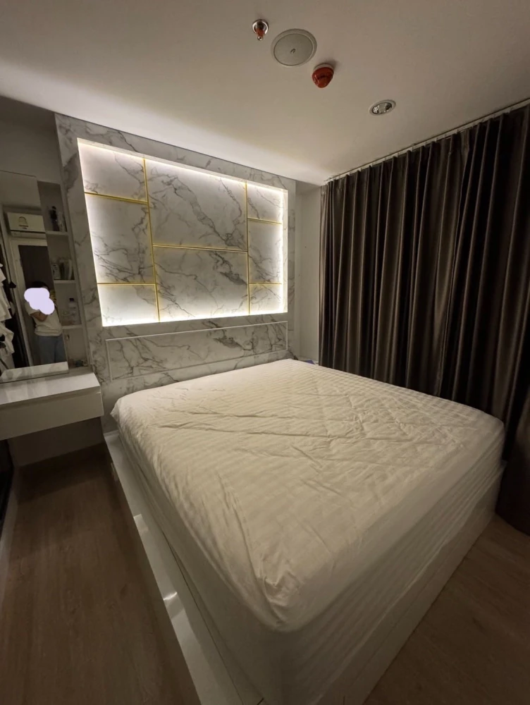 For rent Thana Astoria, a comfortable room, decorated in a simple and luxurious style, with excellent built-in furniture. Hurry and book now before yo images