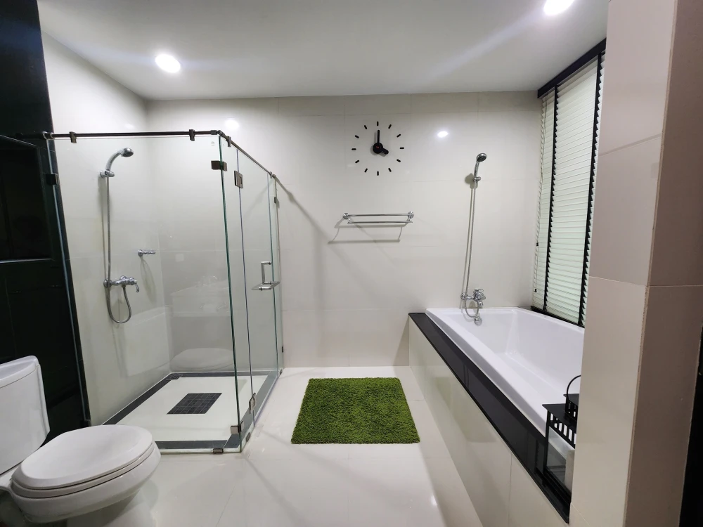 For rent: The Address Chidlom, spacious room, comfortable, high-rise city view, comes with a super cool bathtub. If it's this good, hurry and book now