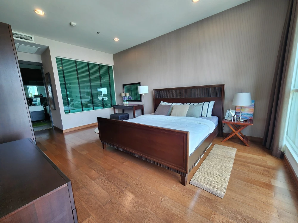 For rent: The Address Chidlom, spacious room, comfortable, high-rise city view, comes with a super cool bathtub. If it's this good, hurry and book now
