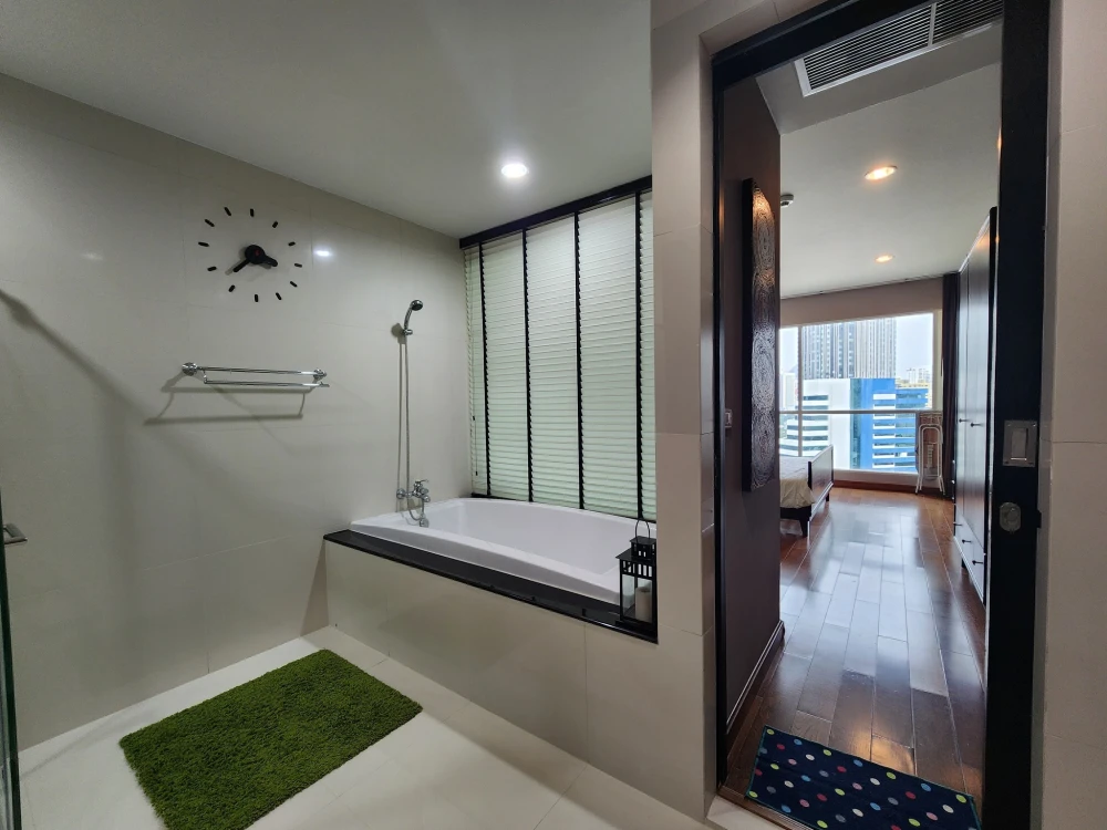 For rent: The Address Chidlom, spacious room, comfortable, high-rise city view, comes with a super cool bathtub. If it's this good, hurry and book now