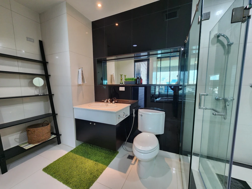 For rent: The Address Chidlom, spacious room, comfortable, high-rise city view, comes with a super cool bathtub. If it's this good, hurry and book now