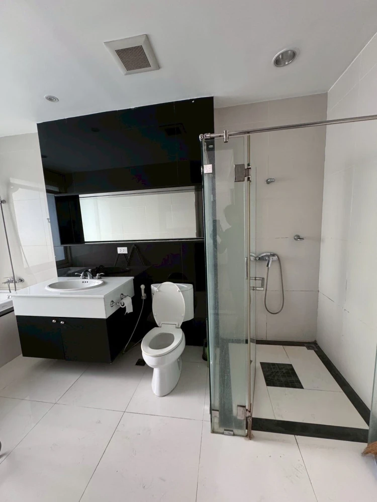 For rent: The Address Chidlom, fully furnished, spacious and comfortable apartment. Book now!