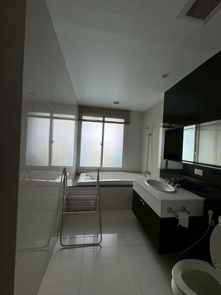 For rent: The Address Chidlom, fully furnished, spacious and comfortable apartment. Book now!