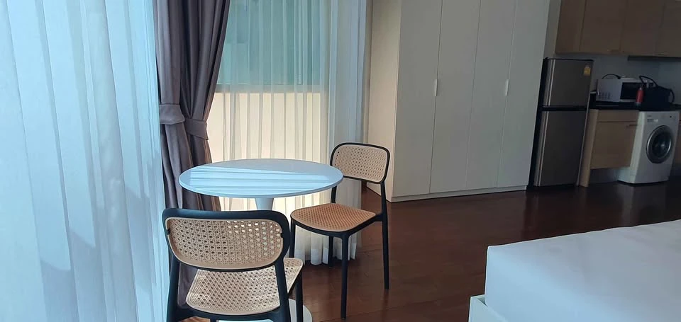 For rent: The Address Chidlom, fully furnished room with a queen-size bed. Quiet and peaceful atmosphere. Don't miss out!