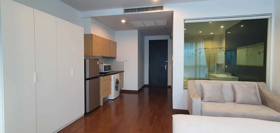 For rent: The Address Chidlom, fully furnished room with a queen-size bed. Quiet and peaceful atmosphere. Don't miss out!