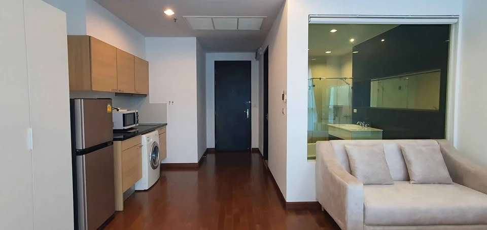 For rent: The Address Chidlom, fully furnished room with a queen-size bed. Quiet and peaceful atmosphere. Don't miss out!