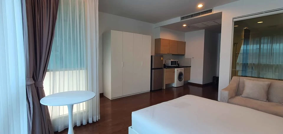 For rent: The Address Chidlom, fully furnished room with a queen-size bed. Quiet and peaceful atmosphere. Don't miss out!
