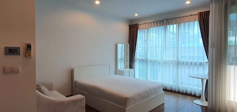 For rent: The Address Chidlom, fully furnished room with a queen-size bed. Quiet and peaceful atmosphere. Don't miss out!