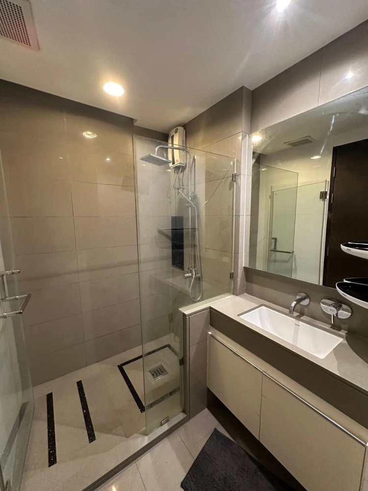 For rent: The Address Phathumwan, 2 bedrooms, 3rd floor, fully furnished, nice to live in, book now, urgently.