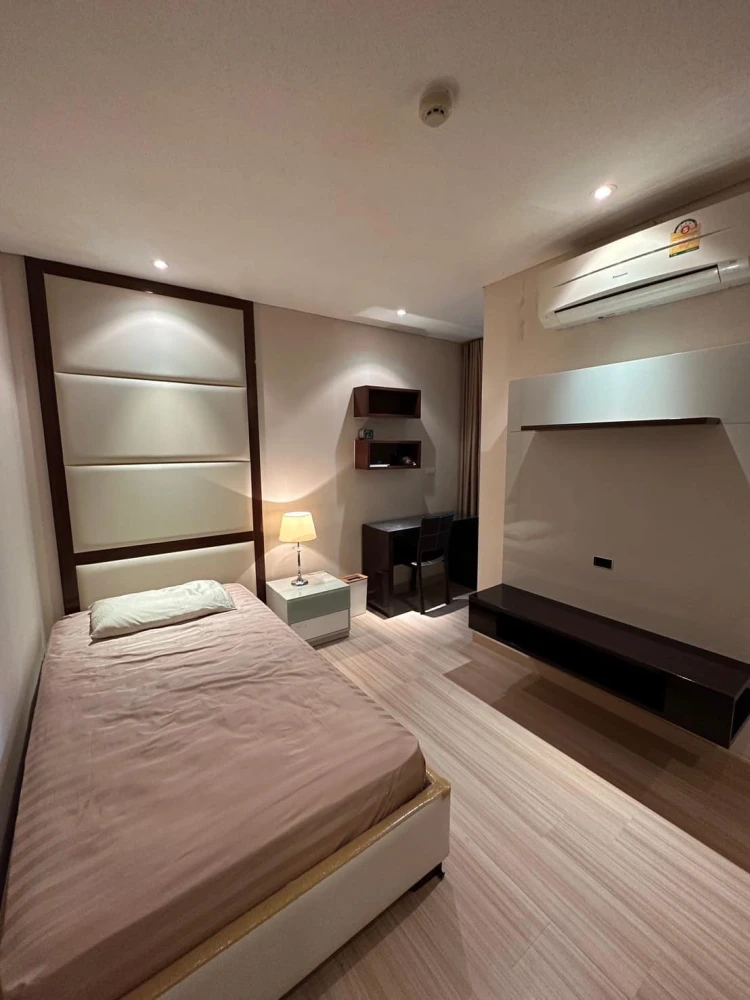 For rent: The Address Phathumwan, 2 bedrooms, 3rd floor, fully furnished, nice to live in, book now, urgently.