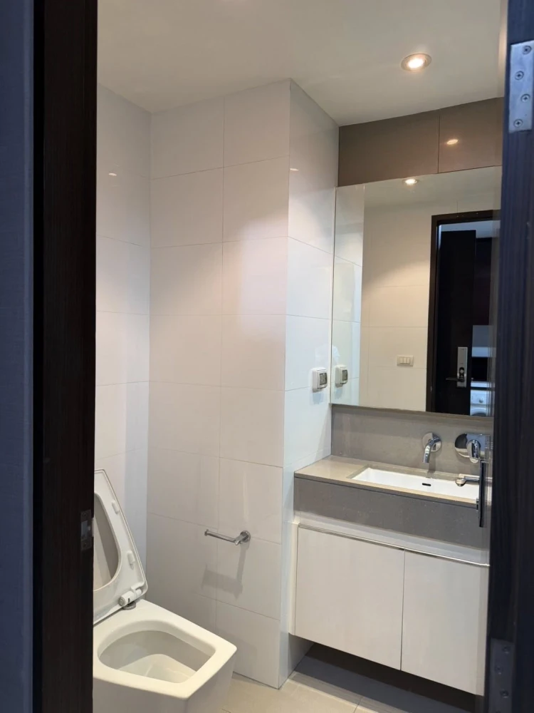 For rent: The Address Phathumwan, 2 bedrooms, spacious living area, coordinated decor. What are you waiting for?