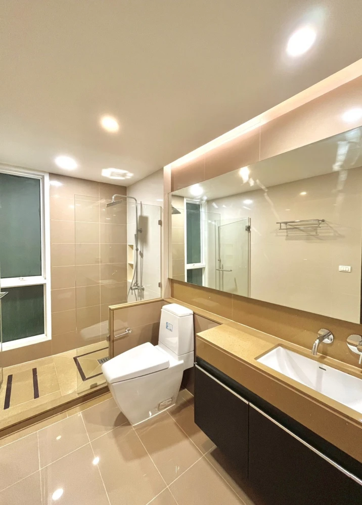 For rent: The Address Phathumwan, 8th floor, fully furnished unit. Book now! Don't miss out!