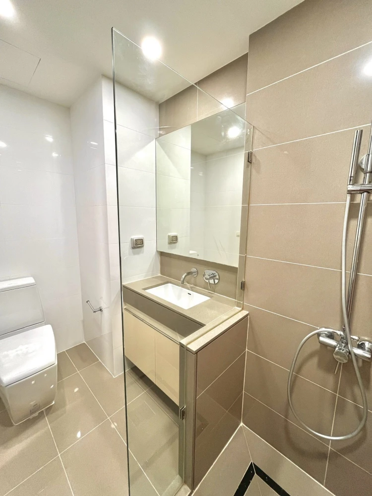For rent: The Address Phathumwan, 8th floor, fully furnished unit. Book now! Don't miss out!