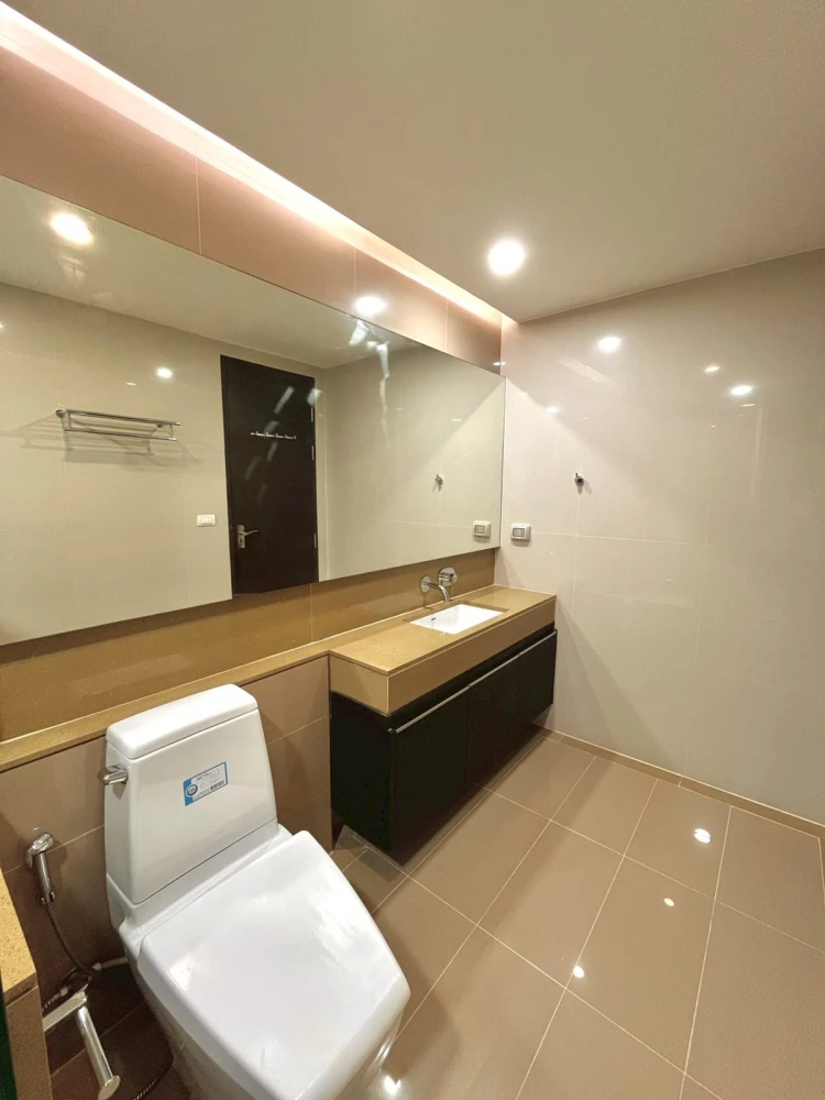 For rent: The Address Phathumwan, 8th floor, fully furnished unit. Book now! Don't miss out!