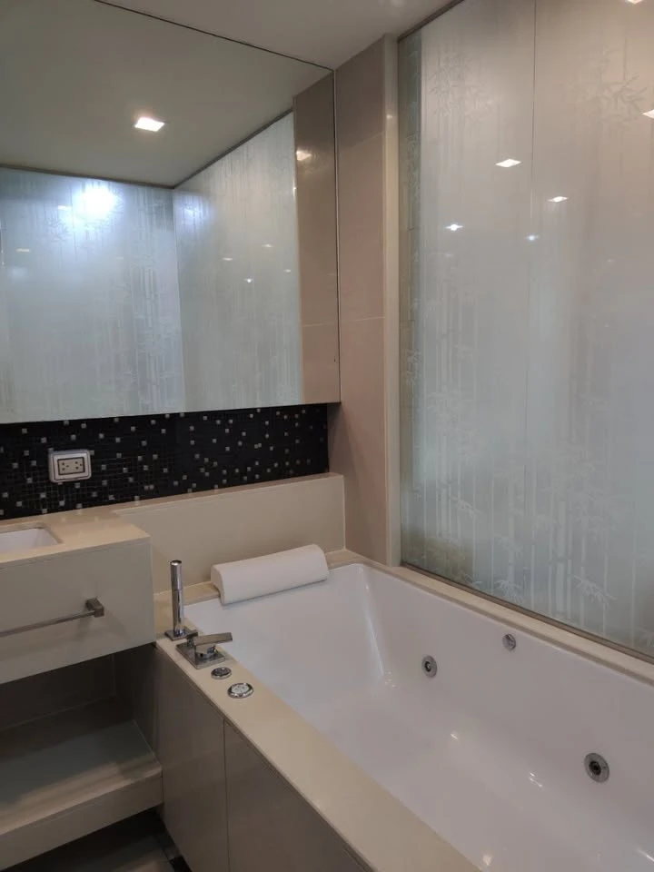 For rent: The Address Sathorn, 12th floor, fully furnished room, move in with your bags immediately. Reserve now, don't wait, hurry!