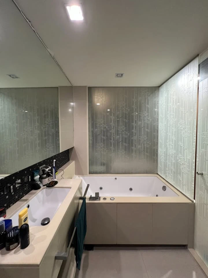 For rent: The Address Sathorn, 12th floor, fully furnished room, move in with your bags immediately. Reserve now, don't wait, hurry!