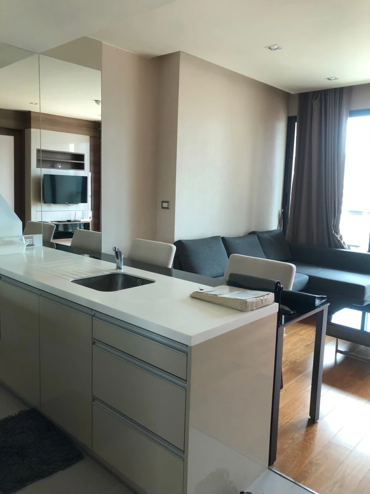 For rent: The Address Sathorn. A lovely, spacious high-floor unit with great ventilation. Book now!