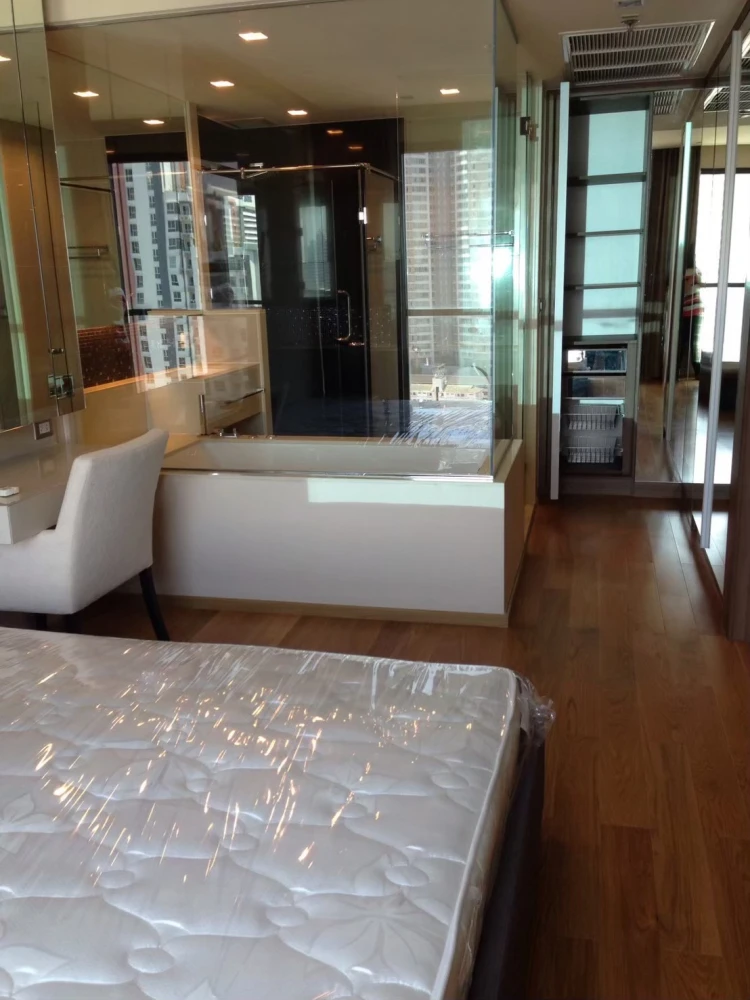 For rent: The Address Sathorn. A lovely, spacious high-floor unit with great ventilation. Book now!