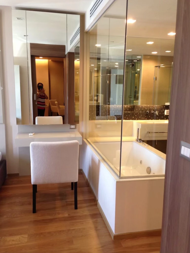 For rent: The Address Sathorn. A lovely, spacious high-floor unit with great ventilation. Book now!