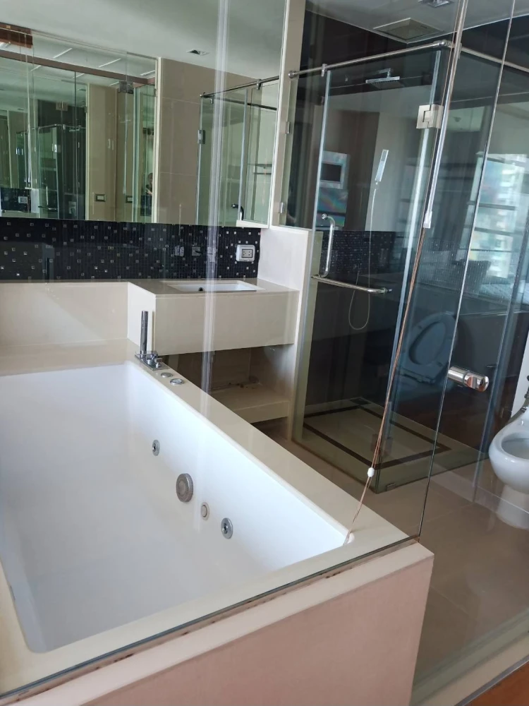 For rent: The Address Sathorn. A lovely, spacious high-floor unit with great ventilation. Book now!