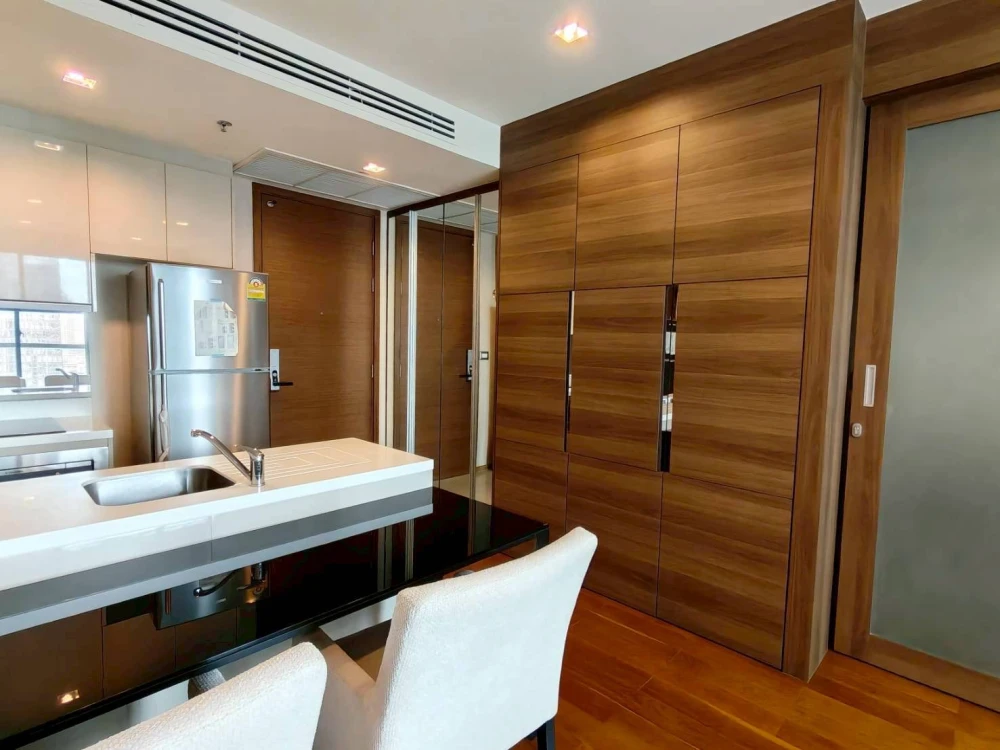 For rent: The Address Sathorn, corner room, not crowded, fully furnished, beautiful view, book now
