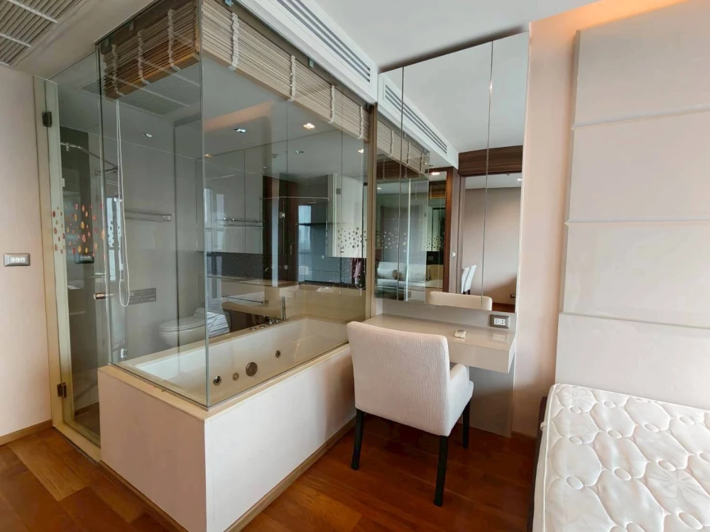 For rent: The Address Sathorn, corner room, not crowded, fully furnished, beautiful view, book now