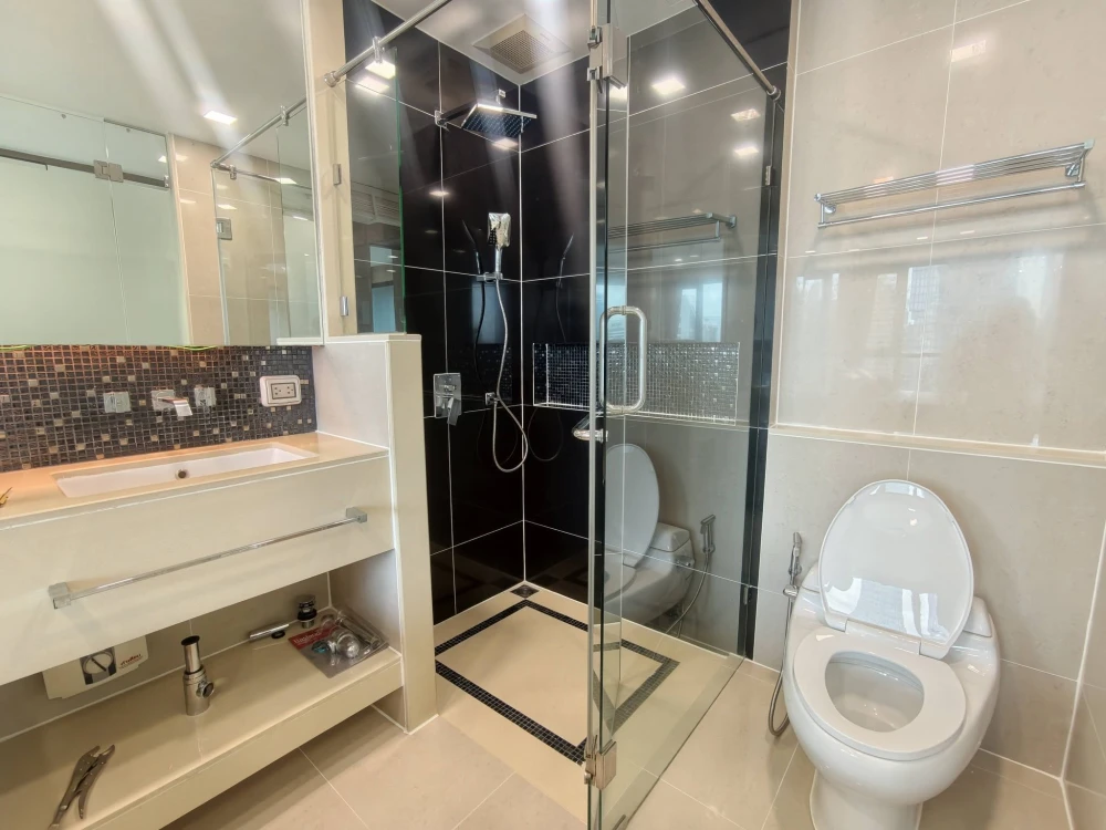 For rent: The Address Sathorn, high-floor unit with high-quality built-in furniture. Book now before it's too late!