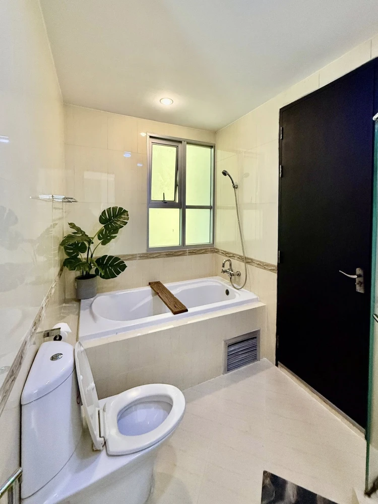 For rent: The Address Siam, 2 bedrooms, 1 bathroom. Stylish and beautifully decorated, a very comfortable place to live.