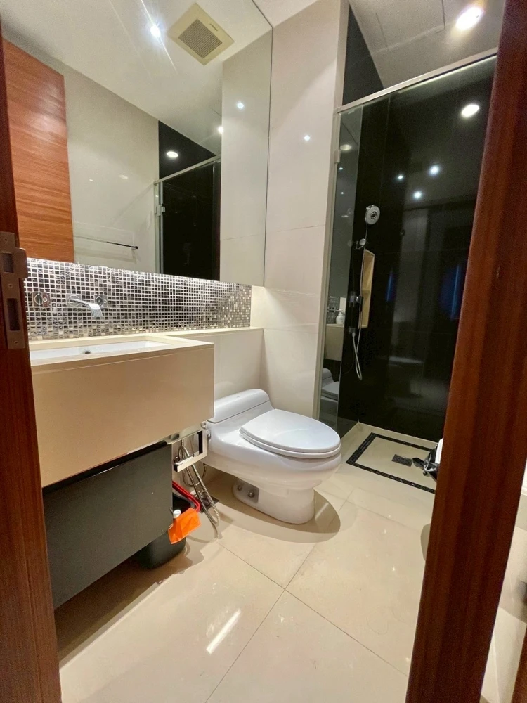 For rent: The Address Sukhumvit 28. Spacious unit on the 17th floor with great views. Book now, don't miss out!