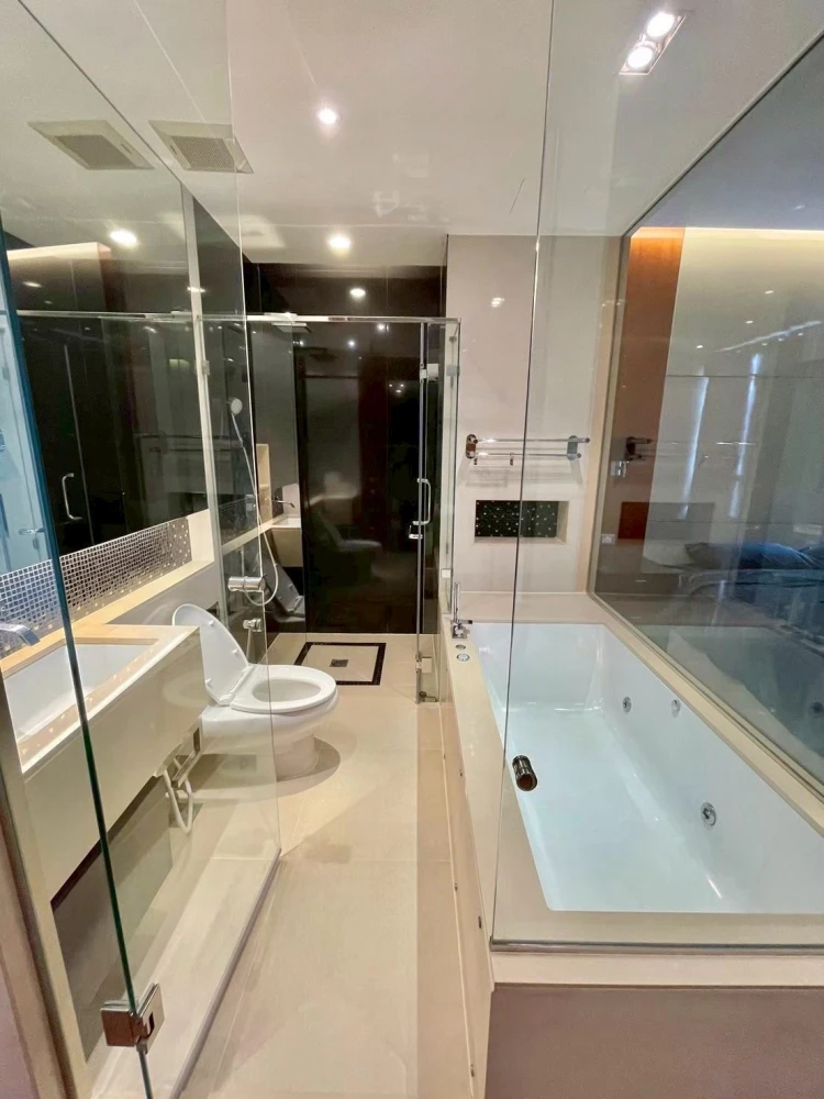 For rent: The Address Sukhumvit 28. Spacious unit on the 17th floor with great views. Book now, don't miss out!