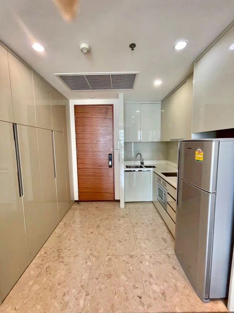 For rent: The Address Sukhumvit 28. Spacious unit on the 17th floor with great views. Book now, don't miss out!