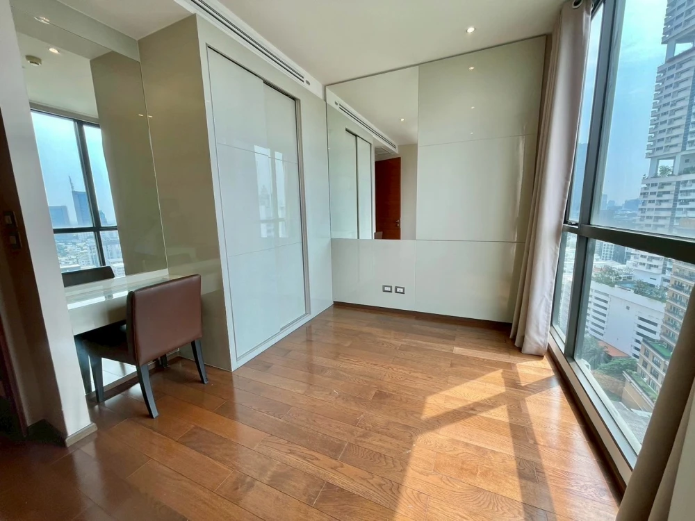 For rent: The Address Sukhumvit 28. Spacious unit on the 17th floor with great views. Book now, don't miss out!