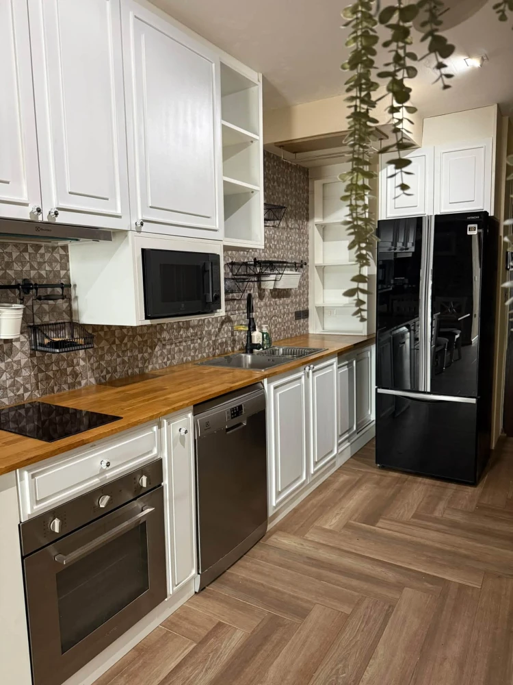 For Rent: The Alcove Thong Lo 10. The balcony door and frame have been upgraded to a soundproof system to minimize noise. The unit offers a very spaci
