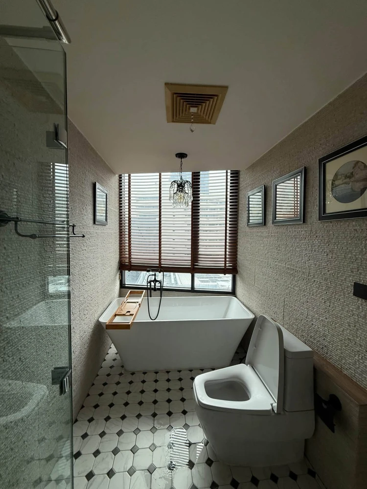 For Rent: The Alcove Thong Lo 10. The balcony door and frame have been upgraded to a soundproof system to minimize noise. The unit offers a very spaci