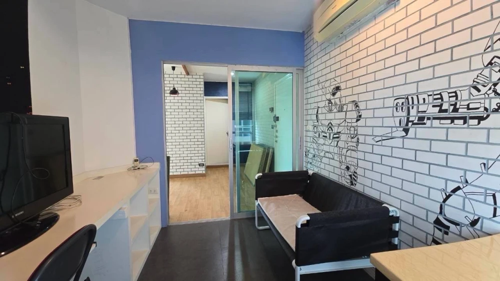 For rent: The Aspire Rama 4, 8th floor, corner unit, pool view, fully furnished. Book now!