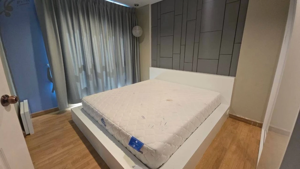 For rent: The Aspire Rama 4, 8th floor, corner unit, pool view, fully furnished. Book now!