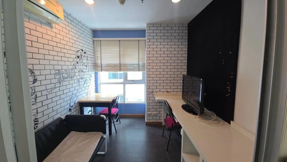 For rent: The Aspire Rama 4, 8th floor, corner unit, pool view, fully furnished. Book now!