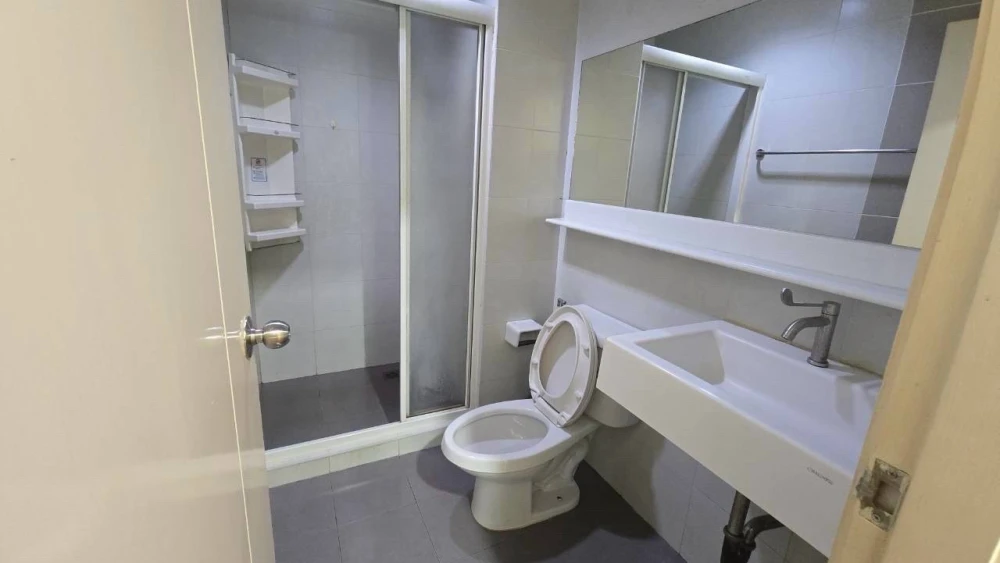 For rent: The Aspire Rama 4, 8th floor, corner unit, pool view, fully furnished. Book now!