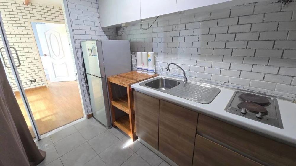 For rent: The Aspire Rama 4, 8th floor, corner unit, pool view, fully furnished. Book now!