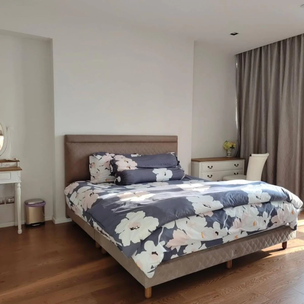 For rent: The Bangkok Sathorn, 33rd floor, river view, fully furnished. Book now!