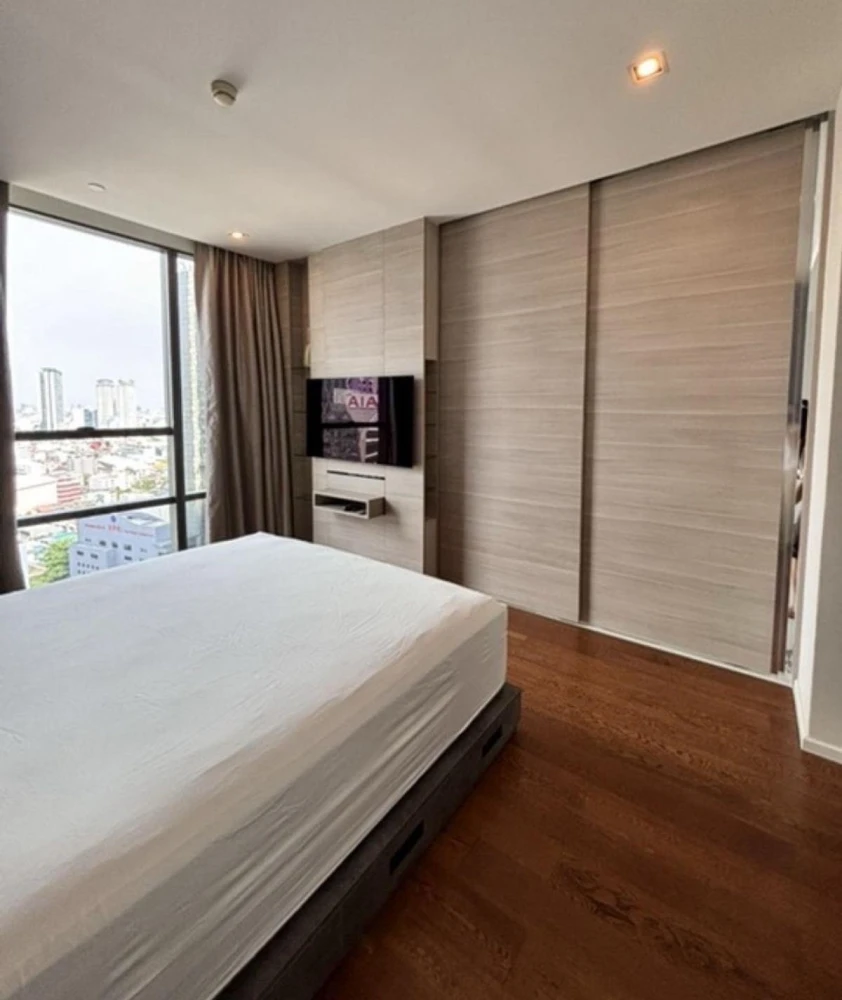 For rent: The Bangkok Sathorn, spacious room with plenty of usable space, complete amenities, beautiful city view, no blocking, reserve now!