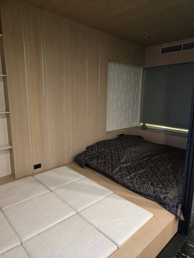 For rent: The Bangkok Sathorn, high floor unit, spacious and comfortable. Book now!