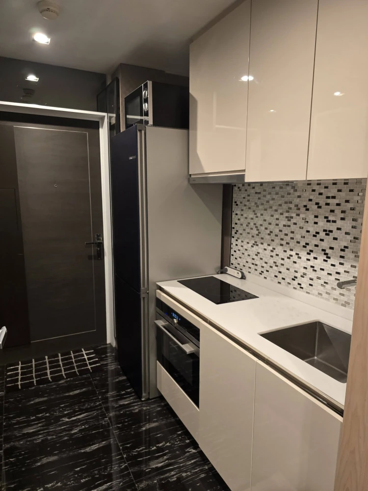 For rent: The Bangkok Sathorn, high floor unit, spacious and comfortable. Book now!