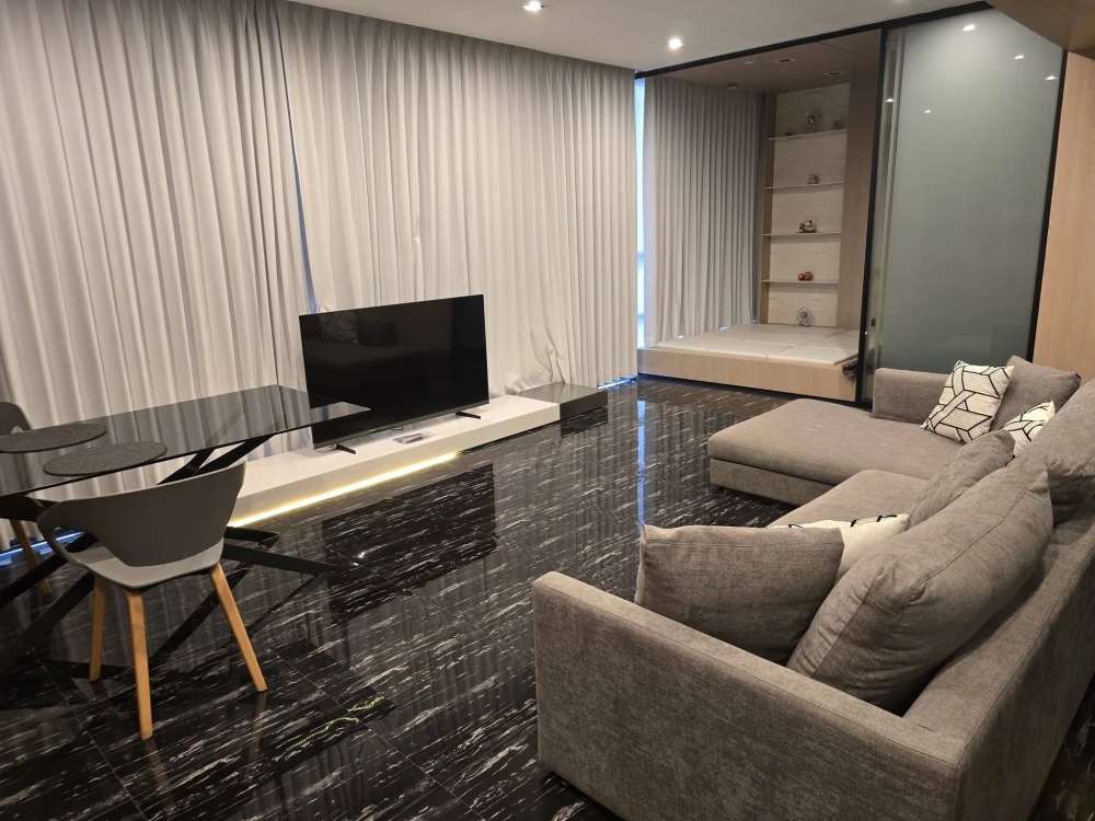 For rent: The Bangkok Sathorn, high floor unit, spacious and comfortable. Book now!