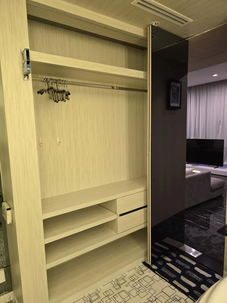 For rent: The Bangkok Sathorn, high floor unit, spacious and comfortable. Book now!