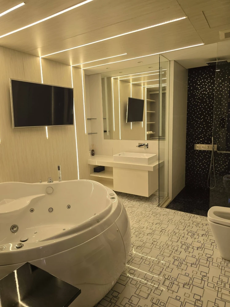 For rent: The Bangkok Sathorn, high floor unit, spacious and comfortable. Book now!