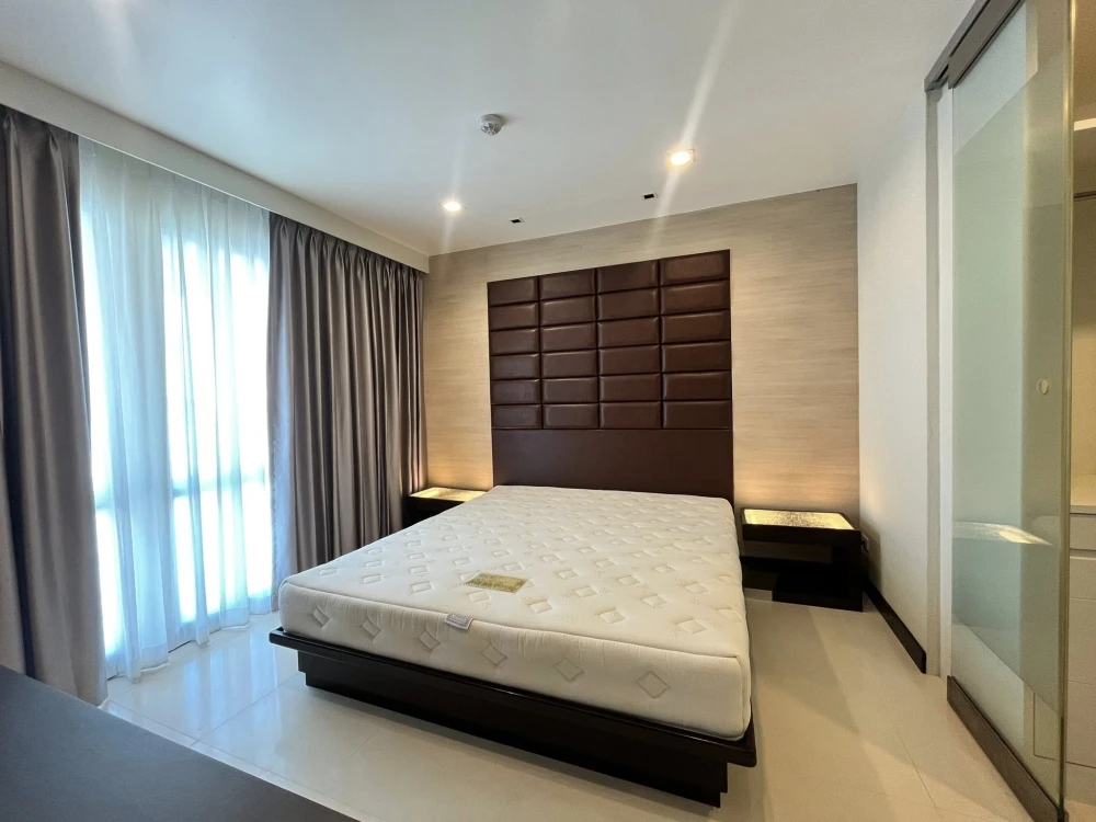 For rent: The Bangkok Narathiwat Ratchanakarin. Beautiful, spacious and comfortable room with complete built-in furniture. 8th floor, stunning view of images