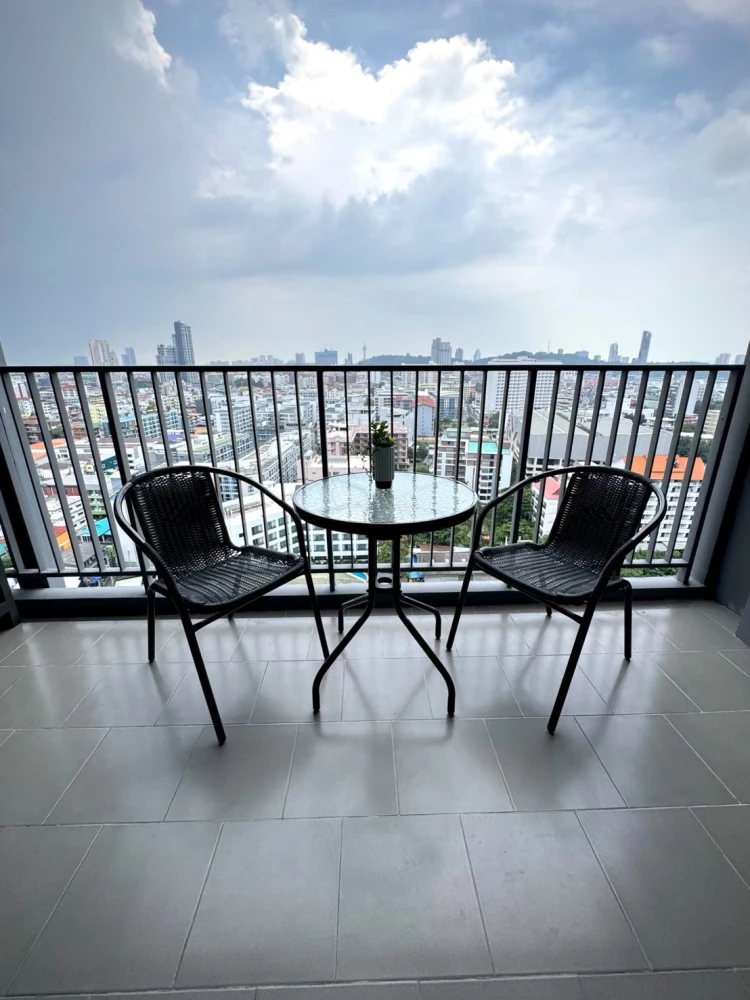 For rent The Base Central Pattaya, spacious room, lots of usable space, comes with complete facilities, beautiful view, don't miss it.