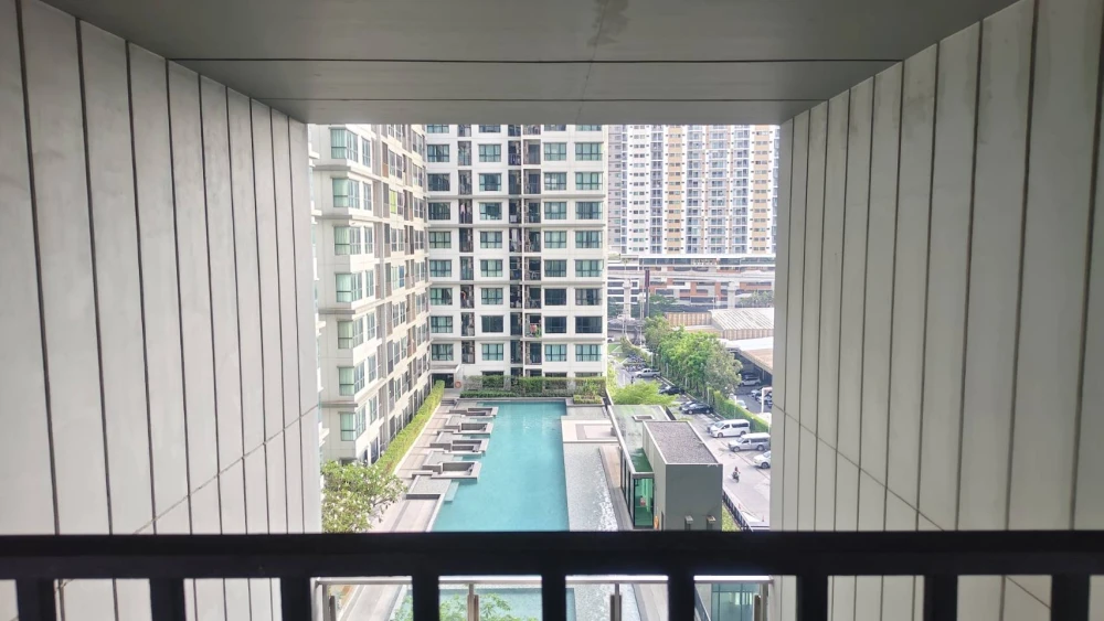 For rent: The BASE Chaengwattana, 9th floor, pool view, fully furnished, very livable. Book now!